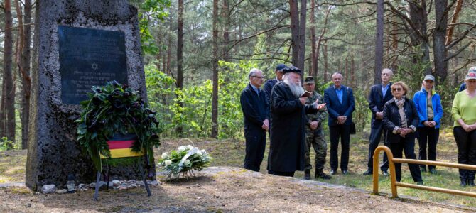 Bundeswehr, Maceva Clean Up Old Jewish Cemetery in Merkinė